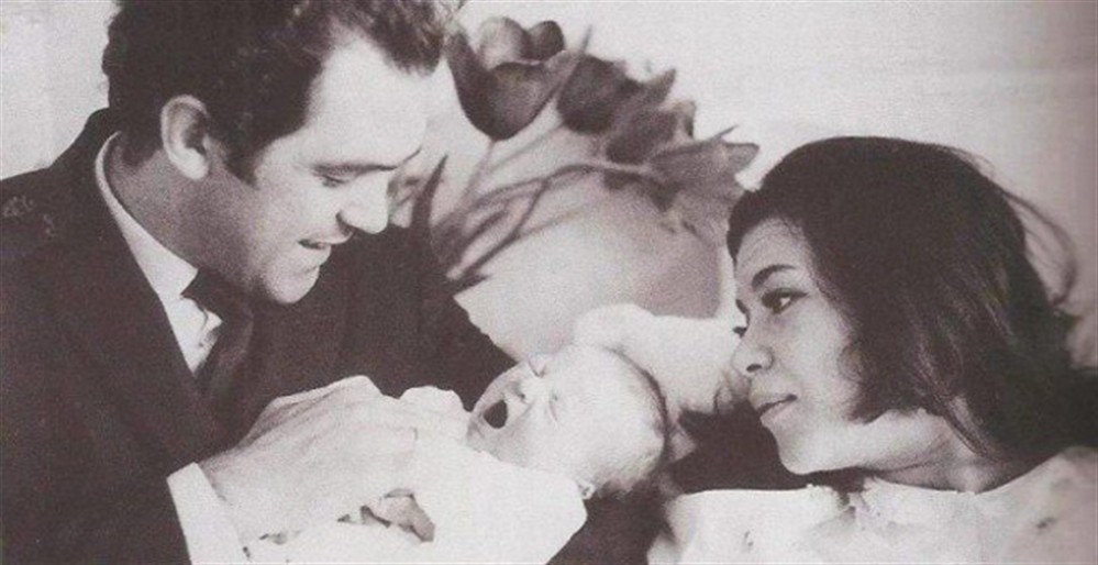 Τζένη Καρέζη - Κώστας Καζάκος: Ο κεραυνοβόλος έρωτας, η παρτίδα στο τάβλι που κράτησε 26 χρόνια και ο γάμος με τον Ζάχο Χατζηφωτίου Τζένη Καρέζη - Κώστας Καζάκος: Ο κεραυνοβόλος έρωτας, η παρτίδα στο τάβλι που κράτησε 26 χρόνια και ο γάμος με τον Ζάχο Χατζηφωτίου