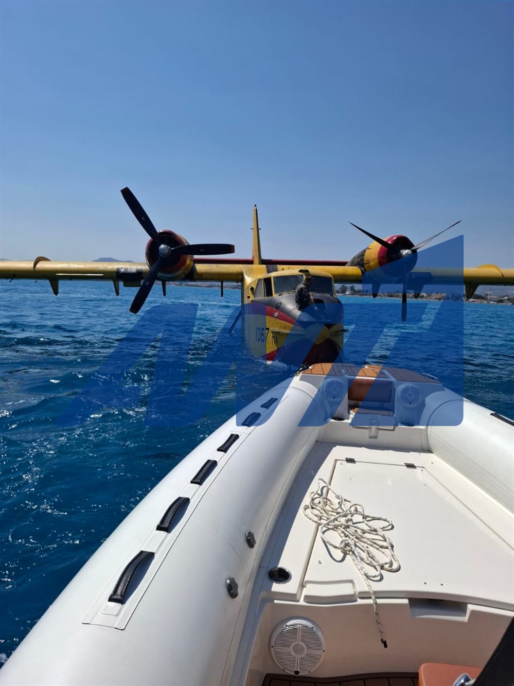 Κορινθιακός: Η ρυμούλκηση του πυροσβεστικού αεροσκάφους Κορινθιακός: Η ρυμούλκηση του πυροσβεστικού αεροσκάφους