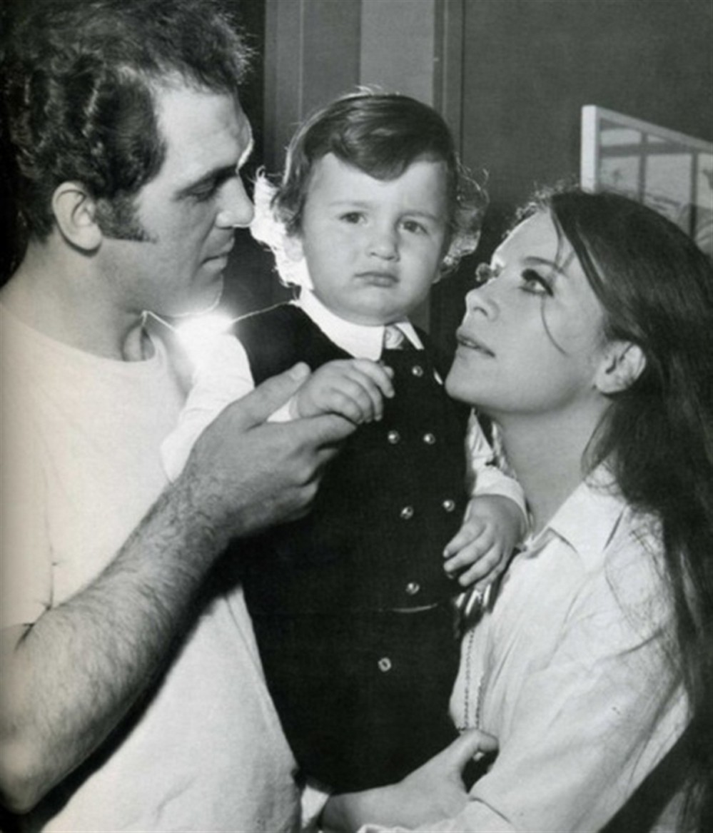 Τζένη Καρέζη - Κώστας Καζάκος: Ο κεραυνοβόλος έρωτας, η παρτίδα στο τάβλι που κράτησε 26 χρόνια και ο γάμος με τον Ζάχο Χατζηφωτίου Τζένη Καρέζη - Κώστας Καζάκος: Ο κεραυνοβόλος έρωτας, η παρτίδα στο τάβλι που κράτησε 26 χρόνια και ο γάμος με τον Ζάχο Χατζηφωτίου