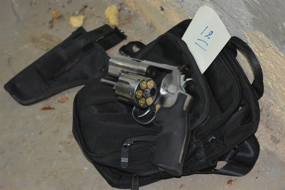 όπλα - οπλοστάσιο - περίστροφο - εκρηκτικά - ναρκωτικά