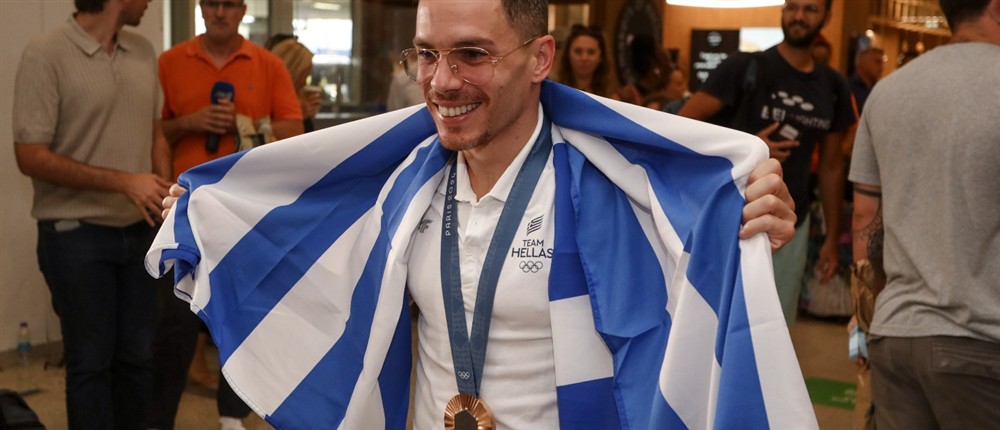 Λευτέρης Πετρούνιας - άφιξη - αεροδρόμιο Λευτέρης Πετρούνιας - άφιξη - αεροδρόμιο