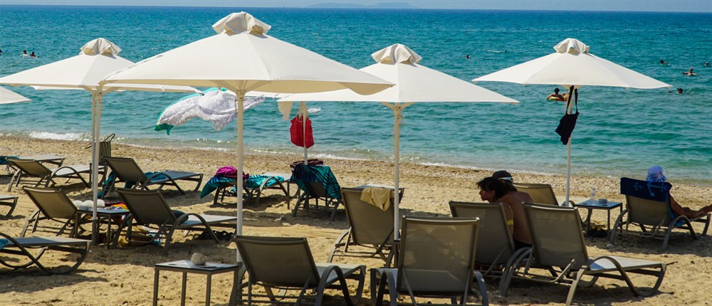 Παραλίες, λουόμενοι, κόσμος σε ξαπλώστρες