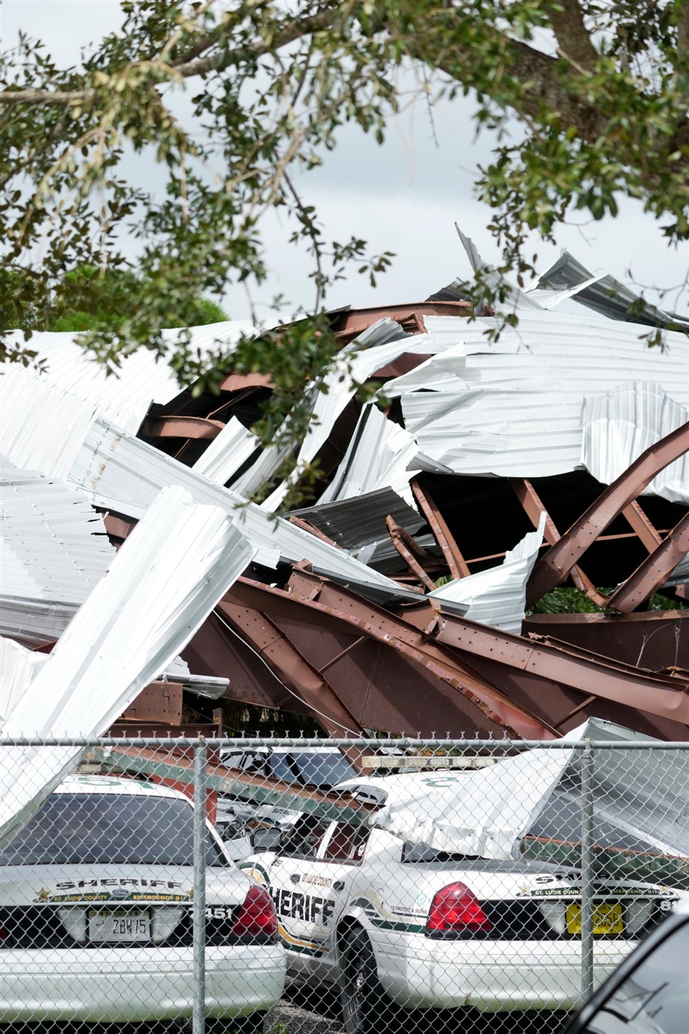 Τυφώνας Μίλτον Τυφώνας Μίλτον