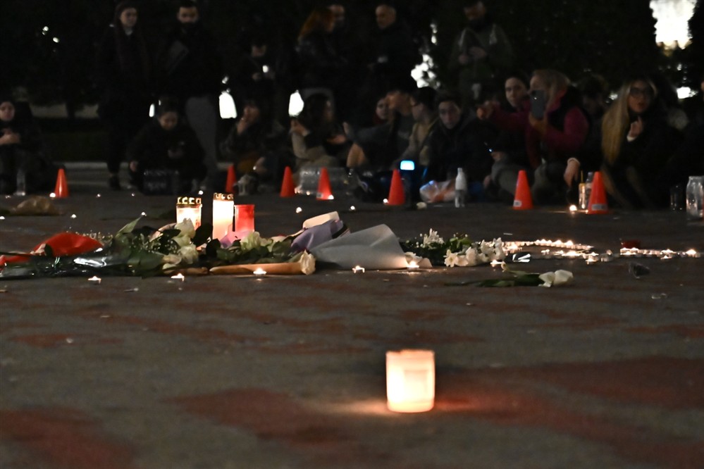 Τέμπη - Βουλή - Κεριά - καθιστική διαμαρτυρία