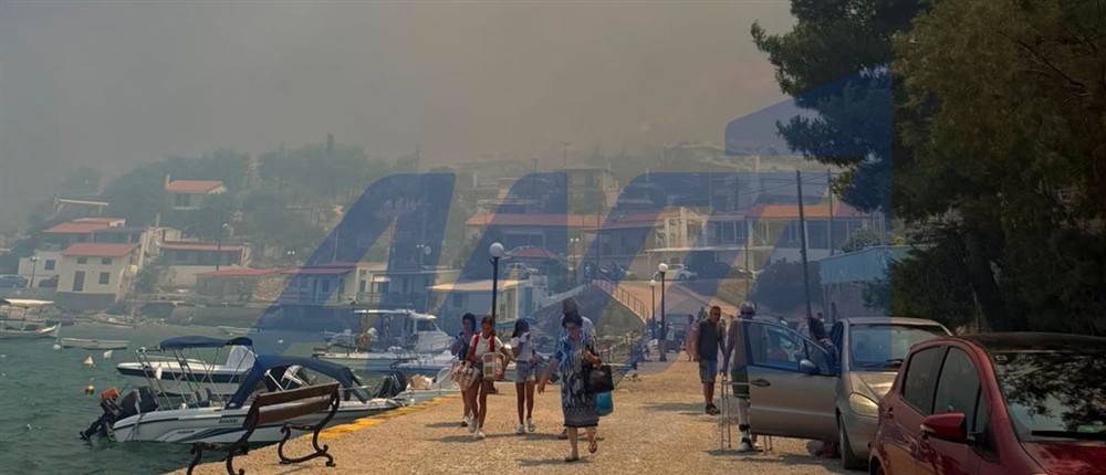 Φωτιά στη Βοιωτία: Εκκένωση από θαλάσσης εγκλωβισμένων