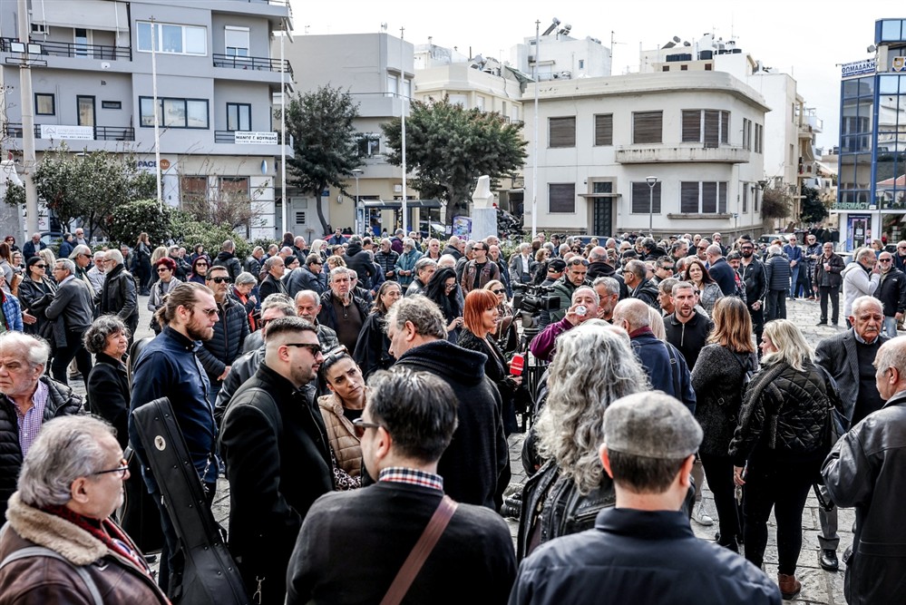 Μανώλης - Λιδάκης - Κηδεία - κόσμος - συγγενείς