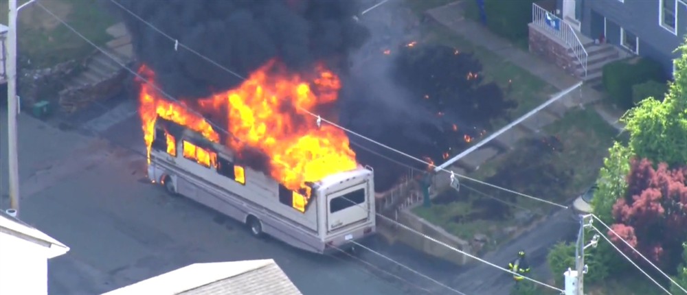 ΗΠΑ - Τροχόσπιτο - φωτιά - έκρηξη ΗΠΑ - Τροχόσπιτο - φωτιά - έκρηξη