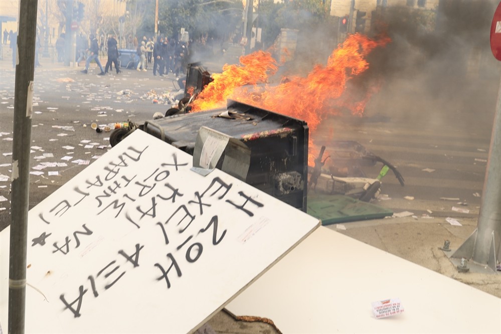 Σύνταγμα - Επεισόδια - Τέμπη - Πορεία Σύνταγμα - Επεισόδια - Τέμπη - Πορεία