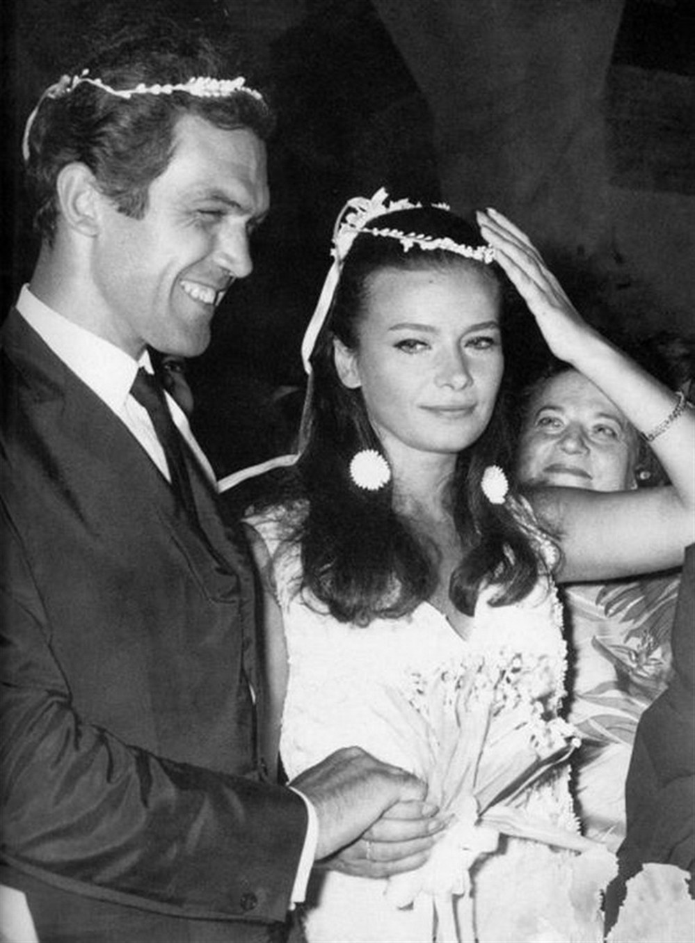 O γάμος της Τζένης Καρέζη και του Κώστα Καζάκου O γάμος της Τζένης Καρέζη και του Κώστα Καζάκου