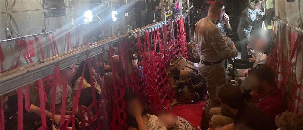 C-130: Η άφιξη των Ελλήνων και τον Κύπριων από την Βηρυτό στην Ελλάδα C-130: Η άφιξη των Ελλήνων και τον Κύπριων από την Βηρυτό στην Ελλάδα