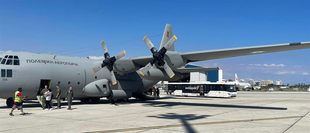 C-130: Η άφιξη των Ελλήνων και τον Κύπριων από την Βηρυτό στην Ελλάδα C-130: Η άφιξη των Ελλήνων και τον Κύπριων από την Βηρυτό στην Ελλάδα