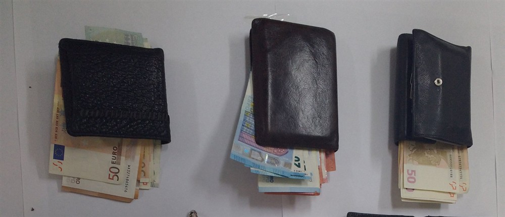 Πορτοφόλι με λεφτά Πορτοφόλι με λεφτά