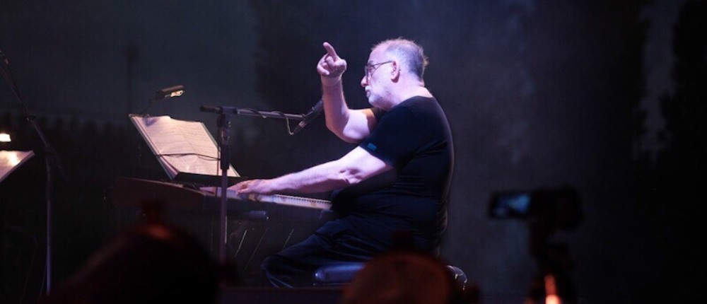 Θάνος Μικρούτσικος Θάνος Μικρούτσικος