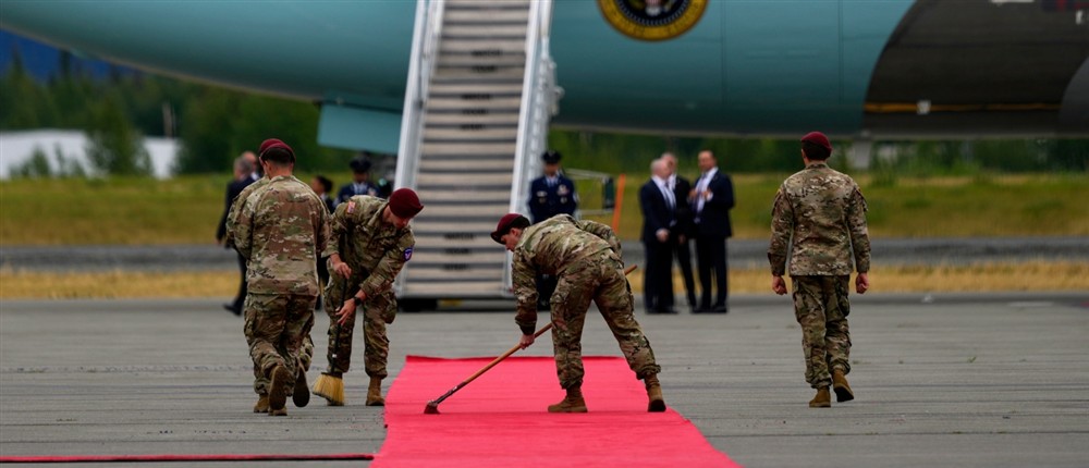 Τραμπ - Αλάσκα - Κόκκινο - Χαλί