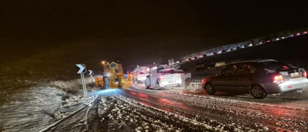 Αράχωβα - Εγκλωβισμένα οχήματα