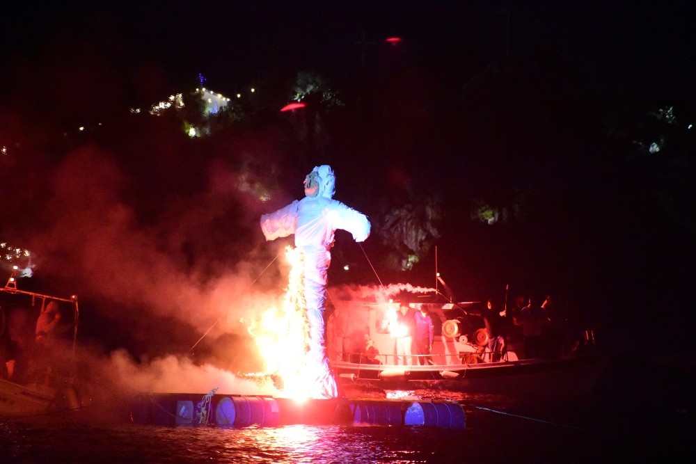Πάσχα - Τολό - Κάψιμο του Ιούδα Πάσχα - Τολό - Κάψιμο του Ιούδα
