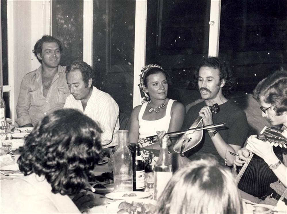 Τζένη Καρέζη - Κώστας Καζάκος: Ο κεραυνοβόλος έρωτας, η παρτίδα στο τάβλι που κράτησε 26 χρόνια και ο γάμος με τον Ζάχο Χατζηφωτίου Τζένη Καρέζη - Κώστας Καζάκος: Ο κεραυνοβόλος έρωτας, η παρτίδα στο τάβλι που κράτησε 26 χρόνια και ο γάμος με τον Ζάχο Χατζηφωτίου