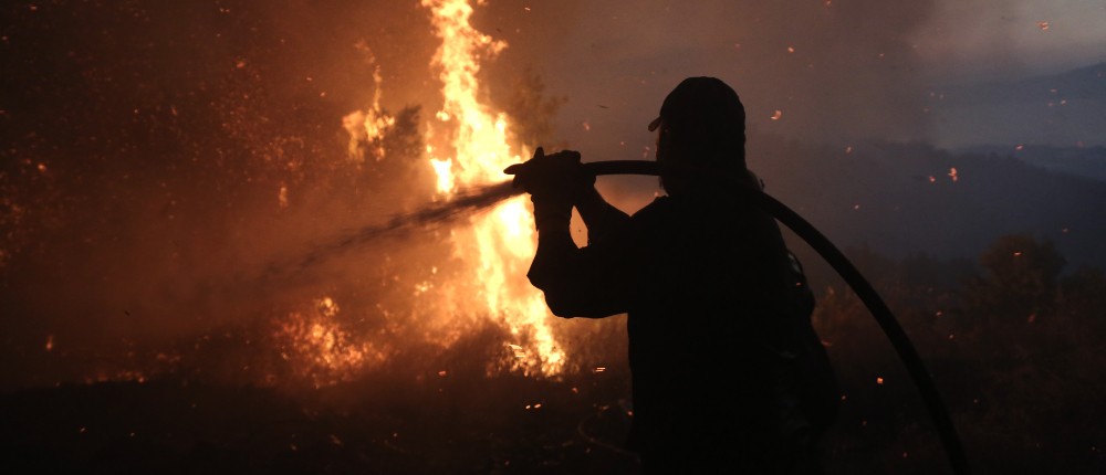 Πυροσβεστική - φωτιά - βράδυ