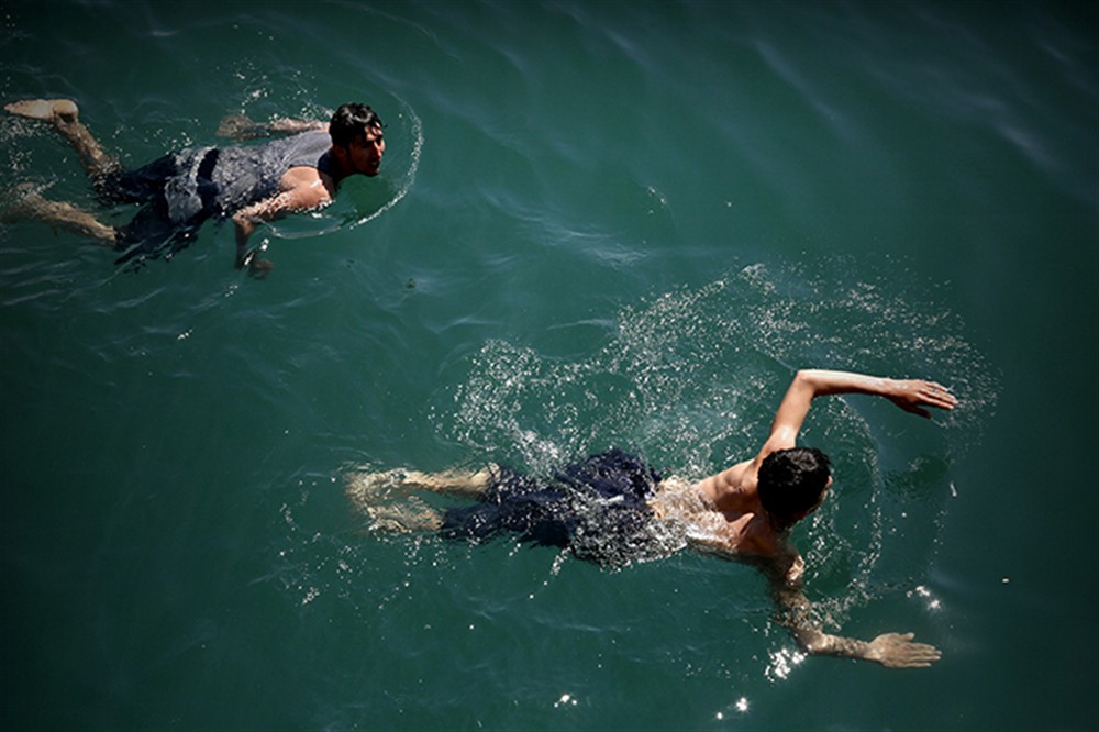 Πρόσφυγες - θάλασσα - λιμάνι - βουτιά - Πειραιάς - κολύμπι