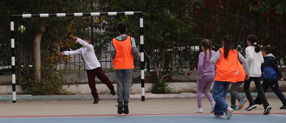 Σχολεία: αίθουσες, προαύλια με παιδιά, παράδοση μαθήματος από εκπαιδευτικούς Σχολεία: αίθουσες, προαύλια με παιδιά, παράδοση μαθήματος από εκπαιδευτικούς