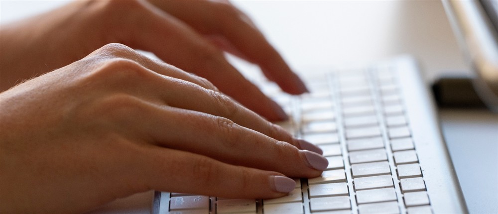 Υπολογιστής - λάπτοπ - πληκτρολόγιο Υπολογιστής - λάπτοπ - πληκτρολόγιο