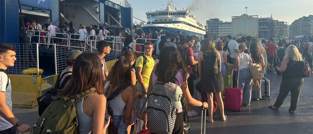 Λιμάνι Πειραιά - έξοδος εκδρομέων Λιμάνι Πειραιά - έξοδος εκδρομέων