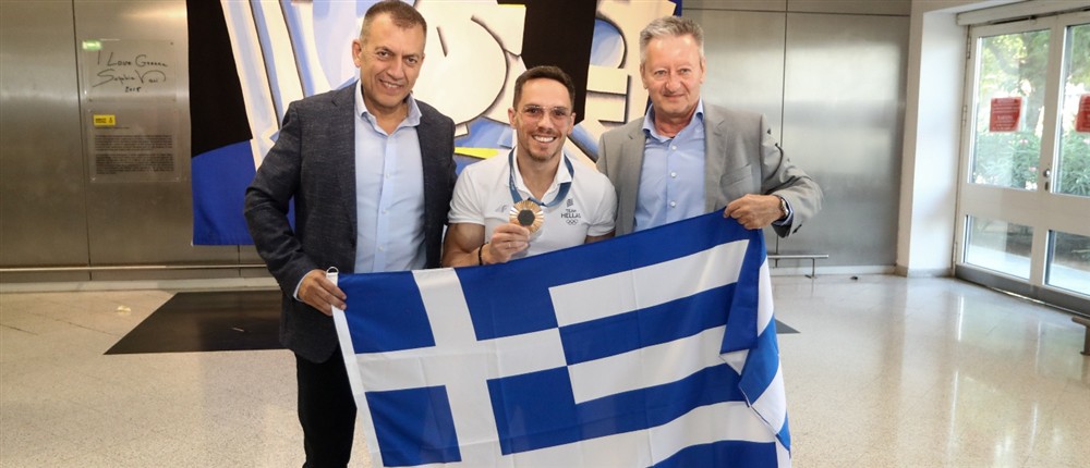 Λευτέρης Πετρούνιας - άφιξη - αεροδρόμιο Λευτέρης Πετρούνιας - άφιξη - αεροδρόμιο