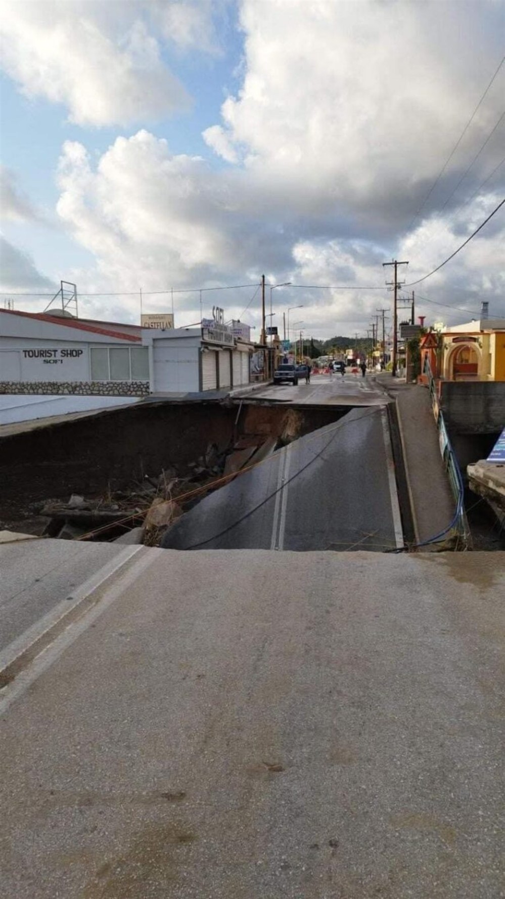 Κακοκαιρία Bora - Ρόδος - Φαληράκι - Κατάρρευση γέφυρας Κακοκαιρία Bora - Ρόδος - Φαληράκι - Κατάρρευση γέφυρας