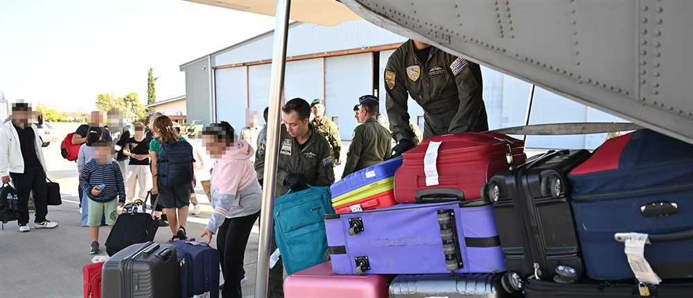 C-130: Η άφιξη των Ελλήνων και τον Κύπριων από την Βηρυτό στην Ελλάδα C-130: Η άφιξη των Ελλήνων και τον Κύπριων από την Βηρυτό στην Ελλάδα