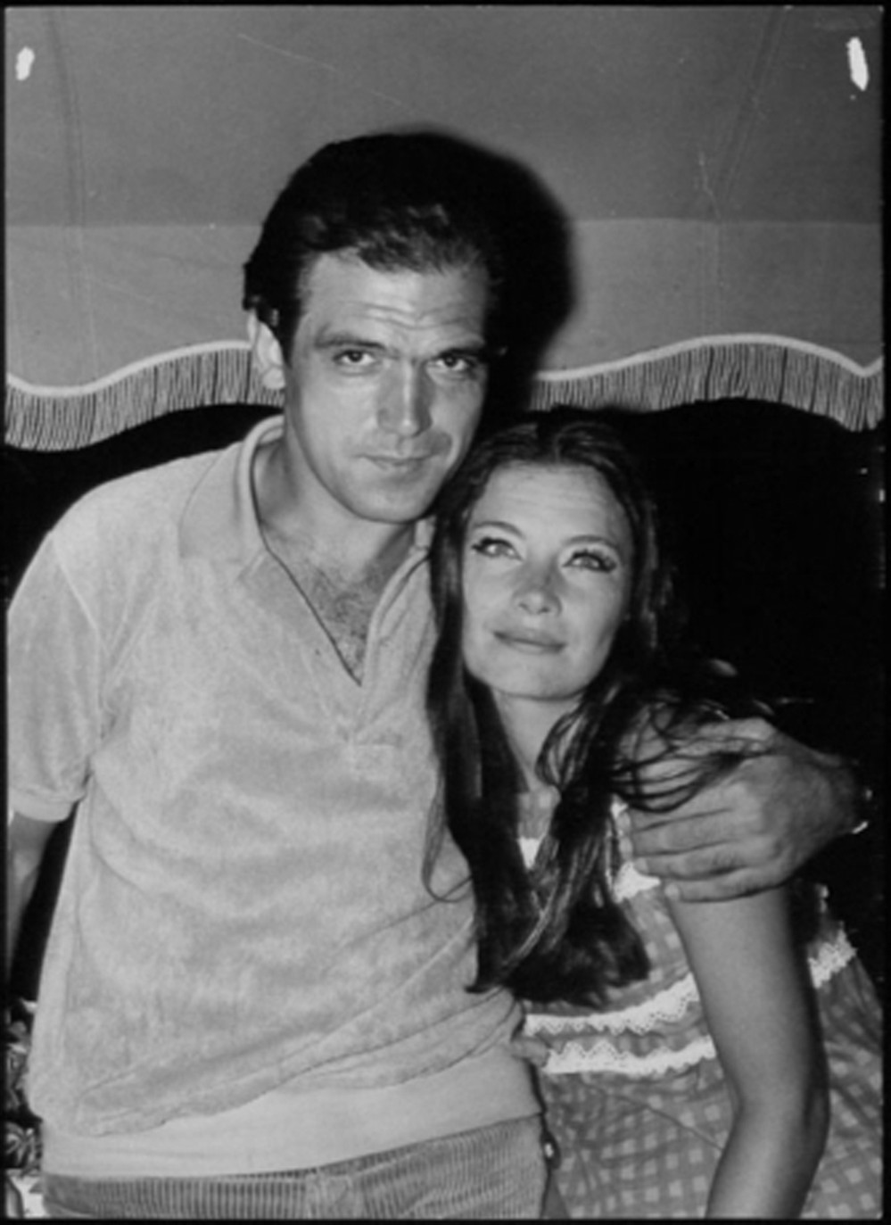 Τζένη Καρέζη - Κώστας Καζάκος: Ο κεραυνοβόλος έρωτας, η παρτίδα στο τάβλι που κράτησε 26 χρόνια και ο γάμος με τον Ζάχο Χατζηφωτίου Τζένη Καρέζη - Κώστας Καζάκος: Ο κεραυνοβόλος έρωτας, η παρτίδα στο τάβλι που κράτησε 26 χρόνια και ο γάμος με τον Ζάχο Χατζηφωτίου