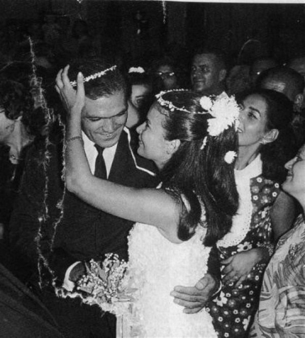 O γάμος της Τζένης Καρέζη και του Κώστα Καζάκου O γάμος της Τζένης Καρέζη και του Κώστα Καζάκου