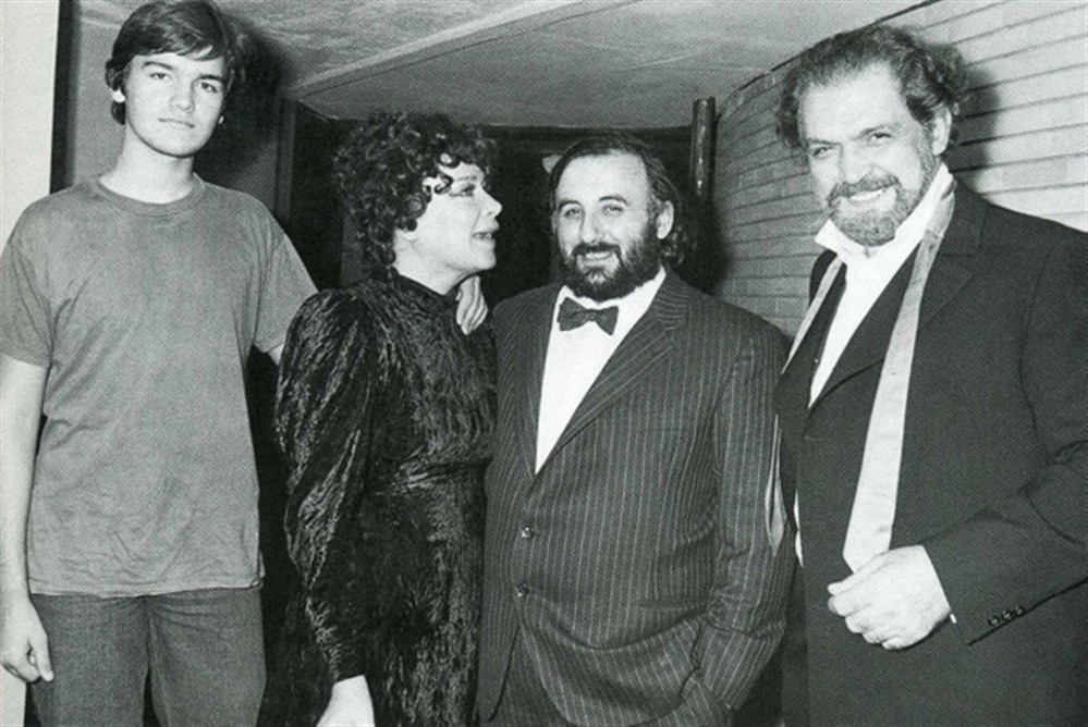 Τζένη Καρέζη - Κώστας Καζάκος: Ο κεραυνοβόλος έρωτας, η παρτίδα στο τάβλι που κράτησε 26 χρόνια και ο γάμος με τον Ζάχο Χατζηφωτίου Τζένη Καρέζη - Κώστας Καζάκος: Ο κεραυνοβόλος έρωτας, η παρτίδα στο τάβλι που κράτησε 26 χρόνια και ο γάμος με τον Ζάχο Χατζηφωτίου