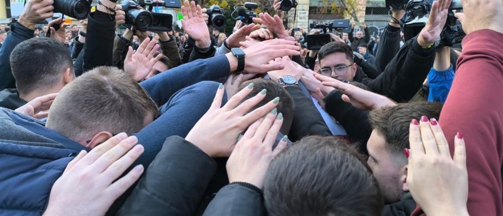 Πολυτεχνείο - αιματοβαμμένη σημαία Πολυτεχνείο - αιματοβαμμένη σημαία