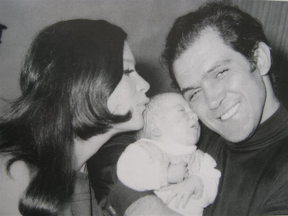 Τζένη Καρέζη - Κώστας Καζάκος: Ο κεραυνοβόλος έρωτας, η παρτίδα στο τάβλι που κράτησε 26 χρόνια και ο γάμος με τον Ζάχο Χατζηφωτίου Τζένη Καρέζη - Κώστας Καζάκος: Ο κεραυνοβόλος έρωτας, η παρτίδα στο τάβλι που κράτησε 26 χρόνια και ο γάμος με τον Ζάχο Χατζηφωτίου