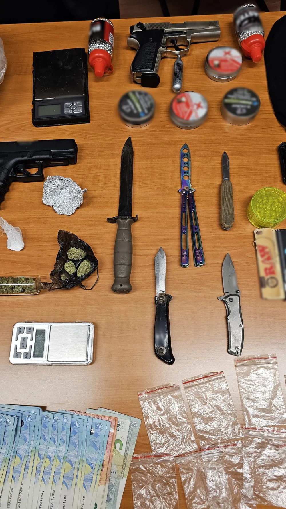 ΕΛΑΣ - Συμμορία ανηλίκων - Ναρκωτικά ΕΛΑΣ - Συμμορία ανηλίκων - Ναρκωτικά