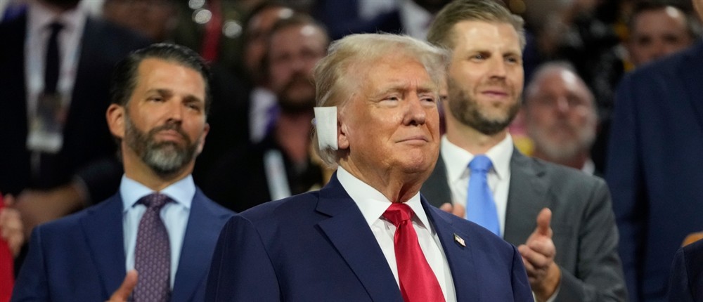 Τραμπ - Επίδεσμος - Επευφημίες Τραμπ - Επίδεσμος - Επευφημίες