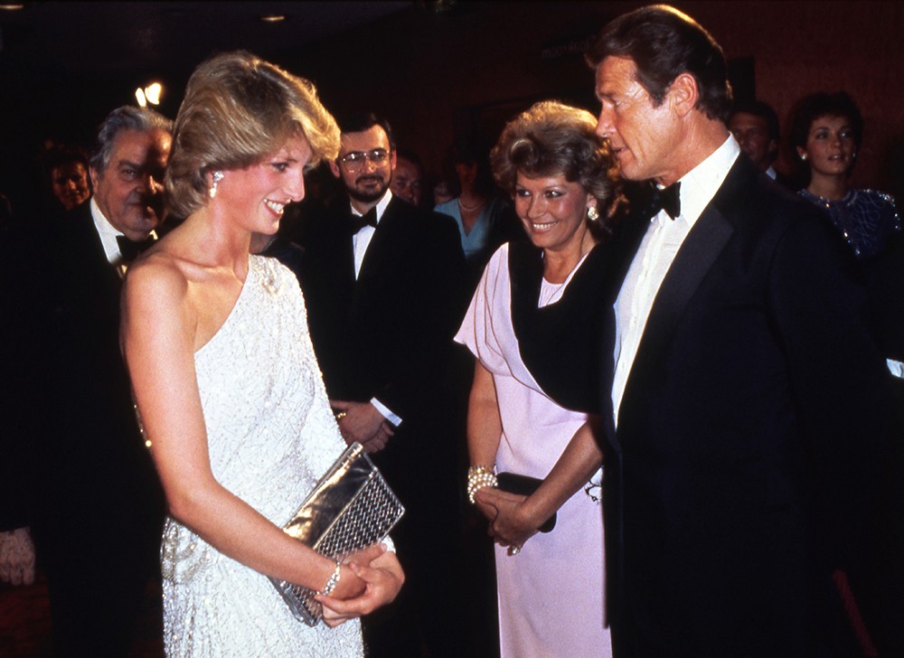 AP - Ρότζερ Μουρ