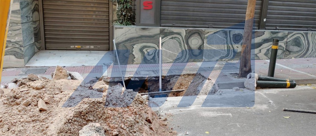 Αθήνα: Θραύση αγωγού ύδρευσης - Διακοπή της κυκλοφορίας σε περιοχή του κέντρου (εικόνες)
