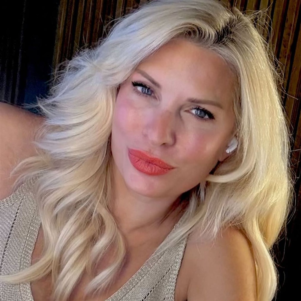 Ελένη Μενεγάκη: Οι πόζες μπροστά από το υπέρλαμπρο χριστουγεννιάτικο δέντρο της & το ιδιαίτερο στολίδι (Φωτογραφίες)