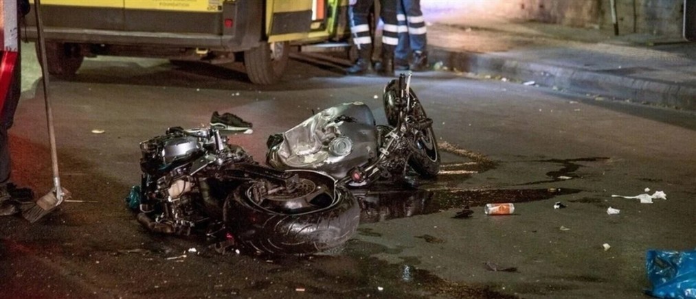 Σφοδρό τροχαίο στην Πάτρα: Μηχανή καρφώθηκε σε δέντρο - Στο νοσοκομείο 30χρονη