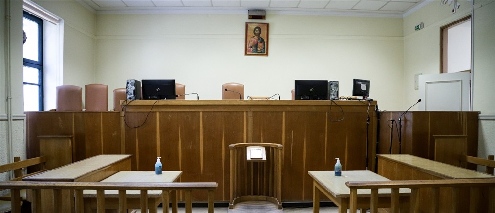 Αναστάτωση στα Δικαστήρια Ευελπίδων: Ζευγάρι συνελήφθη με δύο μαχαίρια κατά τον έλεγχο ασφαλείας