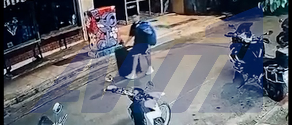 Κυψέλη: Η στιγμή που ο 26χρονος φέρεται να μεταφέρει την σορό της 38χρονης Βρετανίδας μέσα σε βαλίτσα