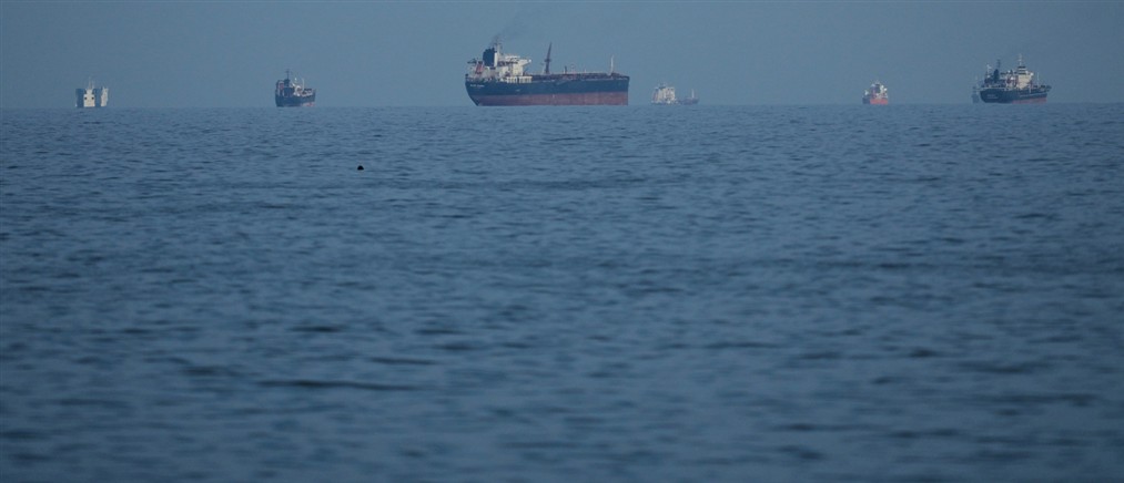 Τουλάχιστον δύο πλοία διέσχισαν τα Στενά του Ορμούζ μετά την εφαρμογή του αμερικανικού αποκλεισμού