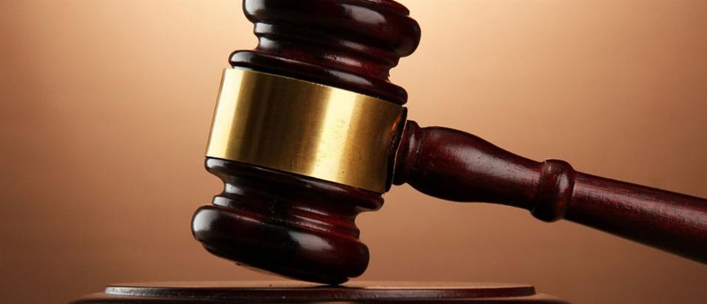 Νεαρός καταδικάστηκε σε φυλάκιση 45 ημερών επειδή...έδωσε μια γουλιά αλκοόλ σε ένα πουλί