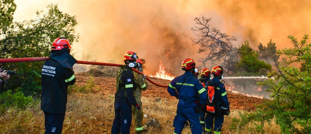 Πυρκαγιά στη Δυτική Αττική: Καλύτερη εικόνα - Καπνογόνα σημεία αντιμετωπίζουν οι πυροσβεστικές δυνάμεις