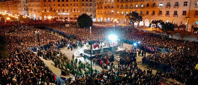 Θεσσαλονίκη: Πλήθος κόσμου στη συνάντηση των πέντε Επιταφίων στην Πλατεία Αριστοτέλους (εικόνες)