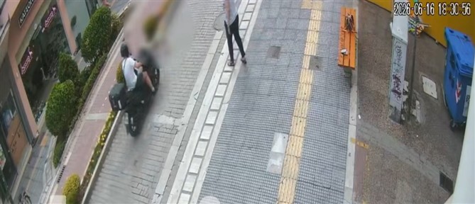 Μηχανάκι παρέσυρε μικρό παιδί στο κέντρο της Λάρισας (βίντεο)