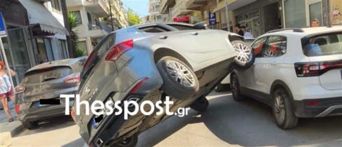 Θεσσαλονίκη: Αυτοκίνητο "καβάλησε" σταθμευμένα οχήματα στην περιοχή του Ντεπώ