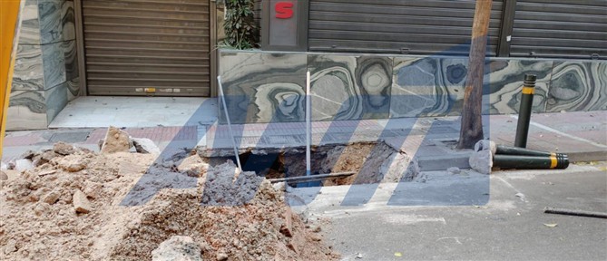 Αθήνα: Θραύση αγωγού ύδρευσης - Διακοπή της κυκλοφορίας σε περιοχή του κέντρου (εικόνες)