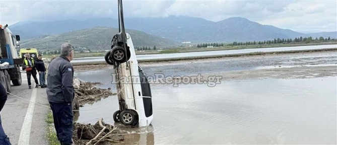 Θρίλερ σε παραλία της Φθιώτιδας - Αυτοκίνητο εντοπίστηκε βυθισμένο στη θάλασσα